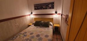 昆卡Cuencaloft Casa Vereda VUT的一间卧室配有一张带两个枕头的床