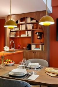 福勒恩RockyPop Flaine Appartements & Spa的厨房配有木桌、椅子和黄色灯