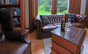 基斯Isla Bank House的客厅配有真皮沙发和一瓶葡萄酒