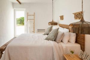 EstevaisRufino Quinta的卧室配有一张带白色床单和枕头的大床。