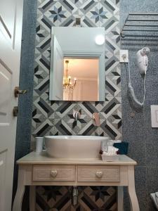 阿格里真托A Cantunera LittleHouse的浴室设有水槽和墙上的镜子