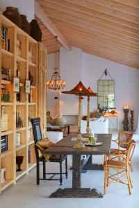 EstevaisRufino Quinta的一间带桌椅的用餐室