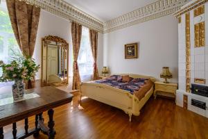 利耶帕亚Komodora nams的一间卧室配有一张床、一张桌子和一面镜子