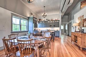 DefianceThe Ruebling House Bright, Modern, and Renovated!的厨房以及带桌椅的用餐室。