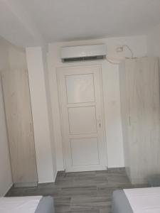 帕里斯特Apartment Rosić的一间白色的房间,设有门和窗户