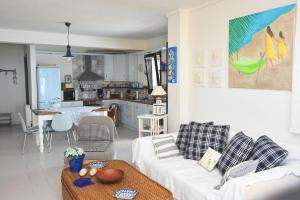 希维利Endless Blue Villa Elani的一间带白色沙发的客厅和一间厨房