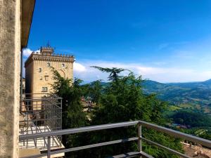 圣马力诺贝拉维斯塔酒店的山顶上的一个城堡,享有美景