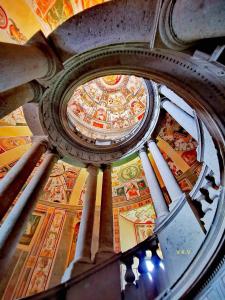 卡普拉罗拉IL Cavour的教堂天花板和绘画的景色