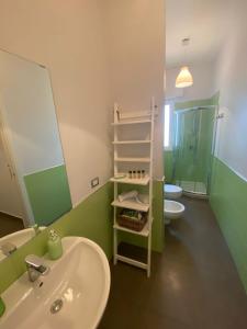 滨海波利尼亚诺Il Veliero的一间带水槽、镜子和卫生间的浴室