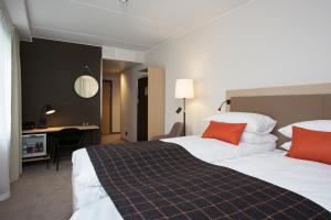 摩城斯堪梅耶花园酒店的酒店客房配有两张床和一张书桌