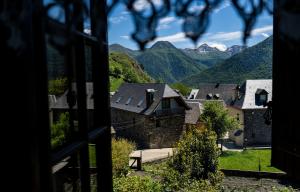 ArrésHotel Rural Casa Dera Hont的从享有山景的村庄的窗户上可欣赏到风景