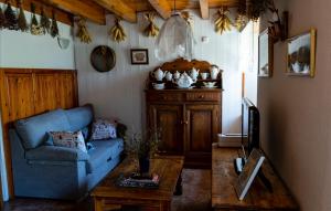 ArrésHotel Rural Casa Dera Hont的客厅配有蓝色的沙发和桌子