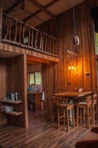 比亚里卡Proyecto COYAM, cabañas lofts, tinas privadas, sendero por el bosque的客房设有高架床和桌椅。