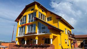 德瓦Casa Leucian的前面有鲜花的黄色建筑