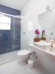 布希奥斯Luar de Geribá的浴室配有卫生间、盥洗盆和淋浴。