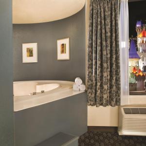 神剑大酒店的一间浴室