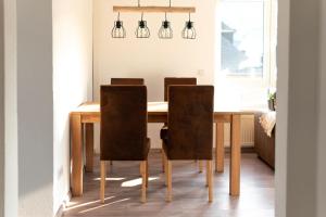 布莱Haus Hanghuhn的餐桌,配有四把椅子和灯