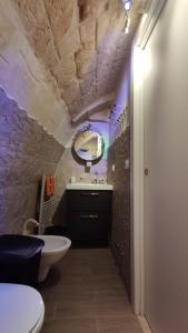 莫诺波利Al Fly的一间带水槽、卫生间和镜子的浴室