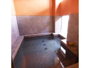 YabuPure Hotel - Vacation STAY 44183v的空浴室,配有浴缸和窗户