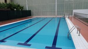 CripánMercedes Etxea的蓝色海水大型游泳池