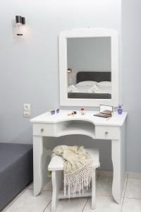 古瓦伊Sole Mare Seaside Apartments的一张带镜子的白色书桌和一张床