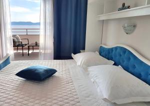 布雷拉Villa Skalinada with sea view的一间卧室配有一张大床和蓝色床头板