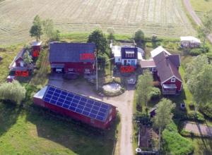 乌拉勒德Torpet Längtan的享有房子的空中景色,上面设有太阳能电池板
