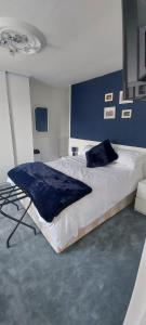 LaurièreSycamore House的一间卧室设有一张蓝色墙壁的大床
