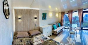 阿德勒LOFT studii的客房设有床、沙发和桌子。