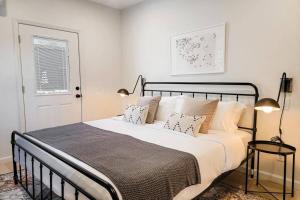 沃伦斯堡River Street Unit 1 - Lake George, Glens Falls的一间卧室配有带白色床单和枕头的床。