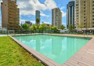 卡尔佩MIRADOR Sea View apartment的一座位于城市的游泳池,有高大的建筑
