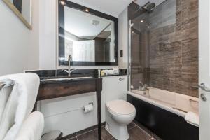 胡克Warbrook House Heritage Hotel的浴室配有卫生间、盥洗盆和浴缸。