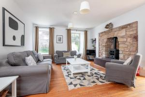 皮滕威姆Madeira In Fife的带沙发和壁炉的客厅