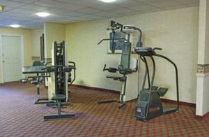 桑兹顿Express Airport Inn的一间健身房,里面配有两台跑步机