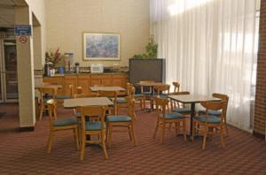 桑兹顿Express Airport Inn的教室里配有桌椅
