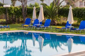 科林瓦里奥阿罗尼亚公寓酒店的一组椅子和遮阳伞,位于游泳池旁