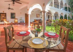 巴利亚多利德波萨达圣胡安酒店的客厅里设有玻璃桌和椅子