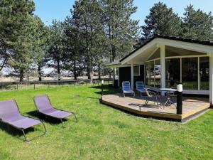 Holiday home Rødby XI外面的花园