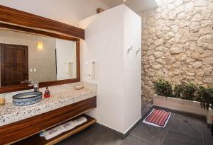 巴利亚多利德波萨达圣胡安酒店的一间带水槽和镜子的浴室