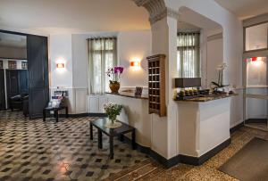 卡庞特拉贝斯特韦斯特康塔丁酒店的客厅配有柜台和桌子