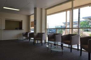 多尔比澳大利亚酒店汽车旅馆的一间设有桌椅和窗户的等候室