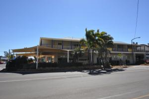 多尔比澳大利亚酒店汽车旅馆的街道前有棕榈树的建筑