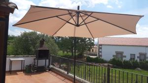 La CarreraLas Canchillas的阳台上的大太阳伞