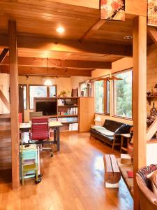 富山ガーデンハウス Mako Land的客厅配有沙发和桌椅