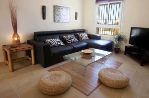 塔里法Tarifa Beach Rentals Almenara的带沙发和咖啡桌的客厅
