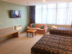 但尼丁利维坦酒店的酒店客房,设有两张床和一张沙发