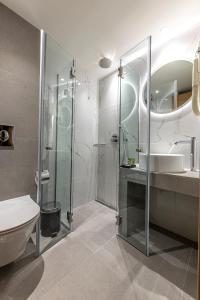 雅典帕农酒店的一间带玻璃淋浴和卫生间的浴室