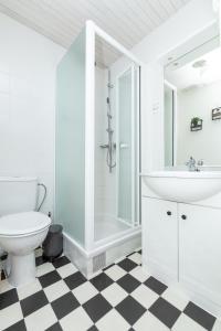 德哈恩De Zonnetuin的浴室配有卫生间水槽和淋浴。