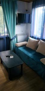 阿普里尔齐Къща за гости Вила Отдих Vila Otdih的客厅配有沙发和桌子