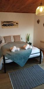 阿普里尔齐Къща за гости Вила Отдих Vila Otdih的一间卧室配有一张带两个枕头的床